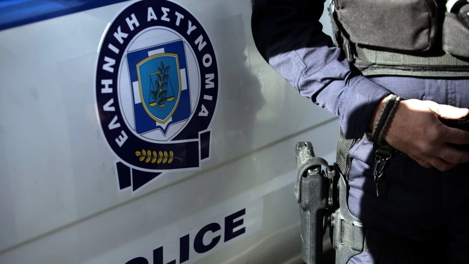 Αστυνομικός που υπηρετούσε στην φρουρά της Σακελλαροπούλου κατηγορείται για απάτη-μαμούθ - Τι λέει ο ίδιος